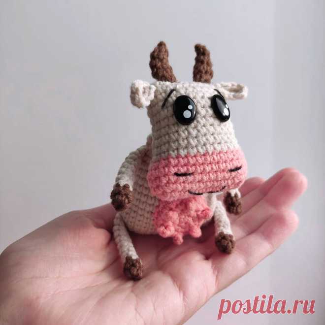 PDF Коровка крючком. FREE crochet pattern; Аmigurumi animal patterns. Амигуруми схемы и описания на русском. Вязаные игрушки и поделки своими руками #amimore - корова, маленькая коровка, телёнок, бык, бычок.