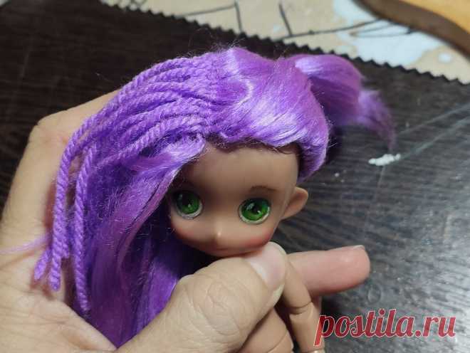 МК парик для куклы из пряжи на вязаной шапочке | Екатерина Пинаева | Яндекс Дзен