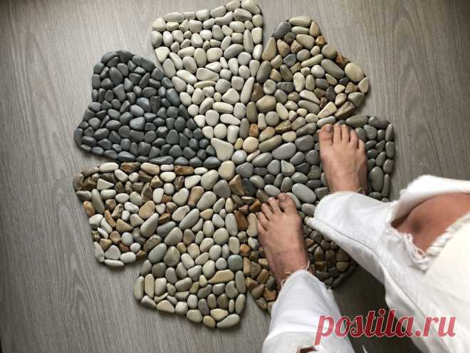 ​Идеи массажных ковриков из камней Идеи массажных ковриков из камнейЧем более гладкие камни, тем меньше выражен массажный эффект.