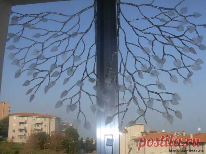 Декорирование окна серебряными веточками из фольги.