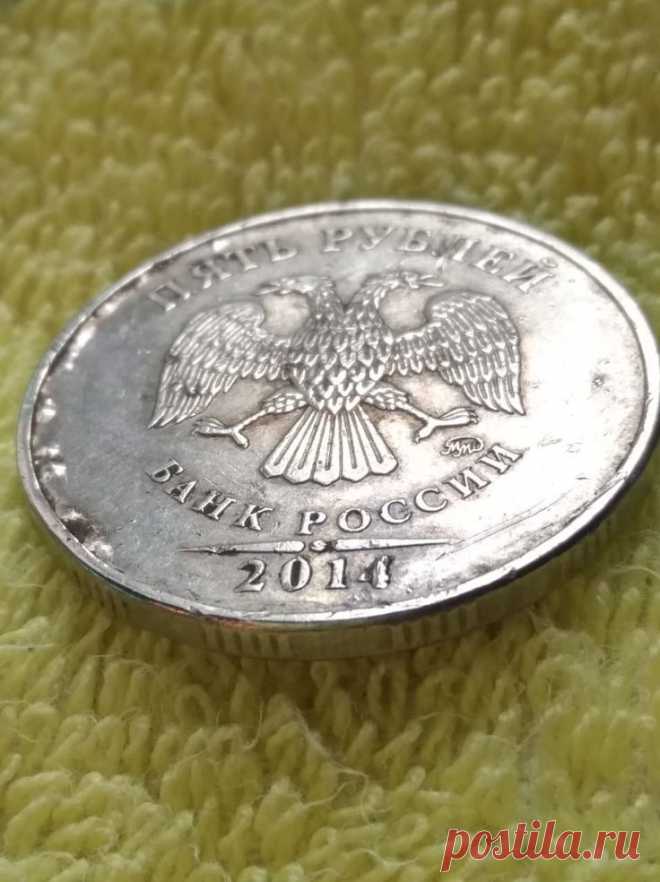 5 rubles of Russia in 2014. The coin is made in the guise of a manufacturing defect, for a year reminding the war. Coin value 50,000 rublesWho if you want to buy a product? Write me a letter and we will agree on a sale.