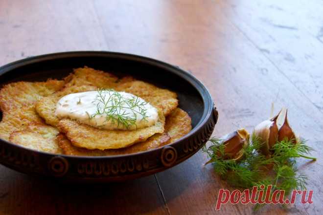 Вкуснейшие карпатские деруны (дранники)  Картофель в Карпатах носит не только статус еды для насыщения, он тут еще занимает важное место в кулинарии. Судите сами – на первое варили юшку из картофеля, пекли пирожки из картофеля, основные блю…