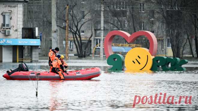 "Могли сэкономить": почему вода прорвала дамбу в Орске. К прорыву дамбы в Орске, из-за которого оказались затоплены более 6,8 тыс. домов, могли привести нарушения технологии ее строительства, допущенные ради экономии, а также несвоевременный ремонт. Об этом "Газете.Ru" рассказал гидротехник, доктор технических наук, профессор РУДН Владимир Тетельмин. В Госдуме считают, что также следует выяснить, проводились ли в районе наводнения противопаводковые мероприятия.