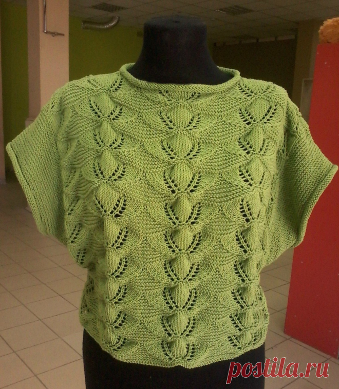 Красивый зеленый пуловер на лето летний пуловер с очень красивым узором вяжется по прямой, а рукава надвязываются по готовому изделию платочной вязкой.