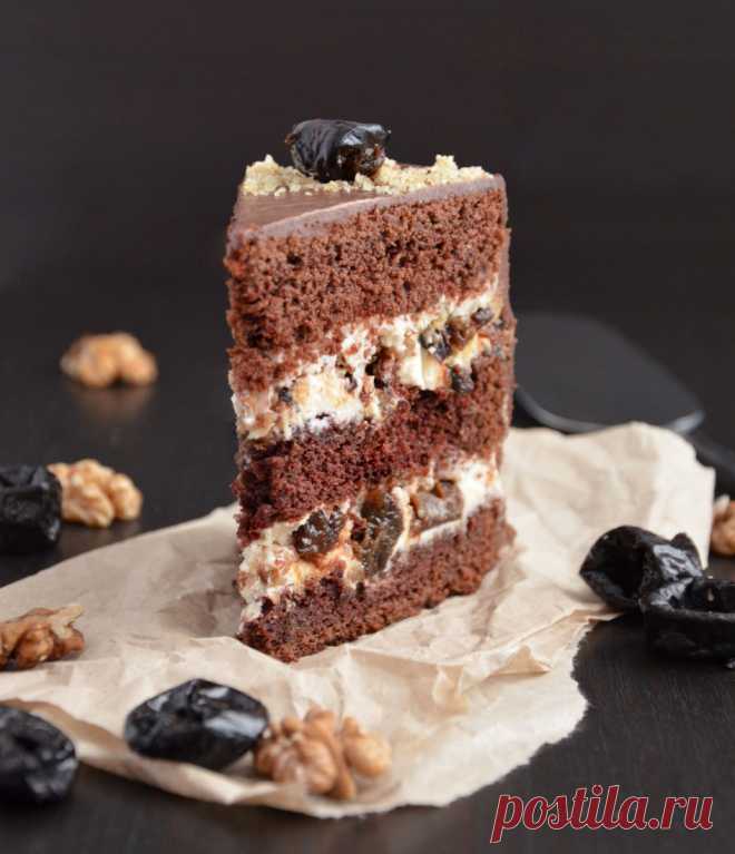 Шоколадный торт с черносливом и орехами | HomeBaked