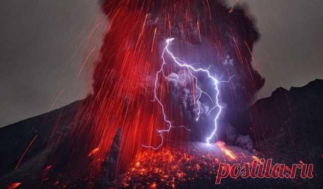 Грязевые грозы возникают, когда молния ‎появляется в вулканическом шлейфе.