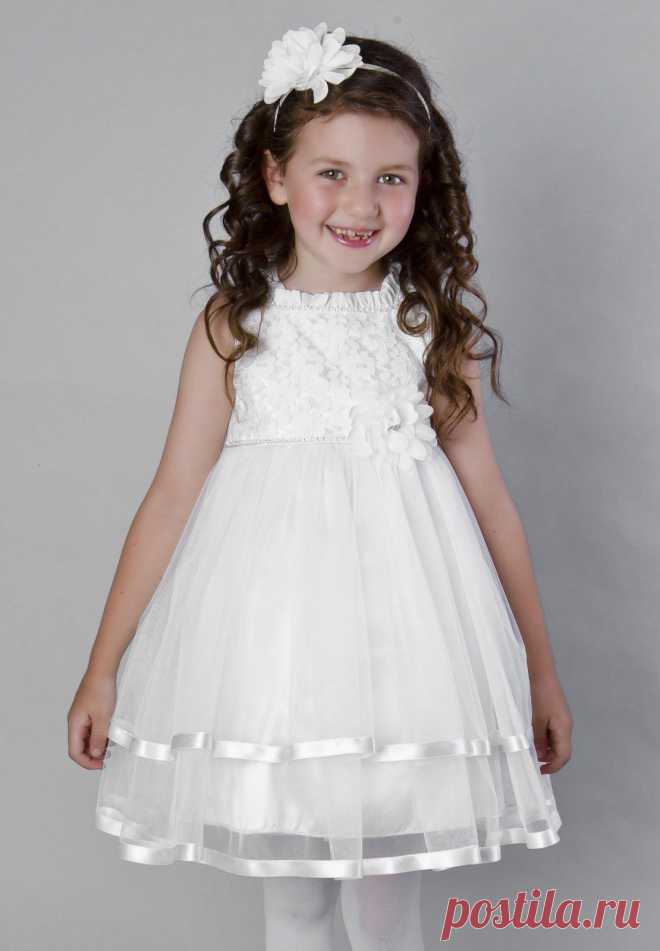 Платье с атласными лентами на юбке для маленькой принцессы.