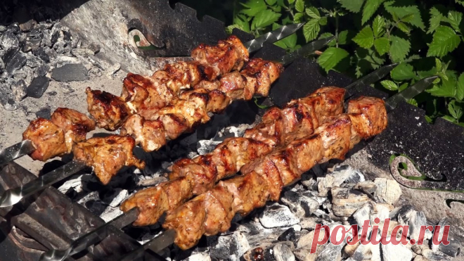 Сочнейший шашлык на кипятке - секрет от узбека знающего свое дело Существуют десятки маринадов шашлыка, которые позволяют сделать его вкус особенным и непривычным. Если обычный шашлык уже приелся, и хочется сделать мясо более сочным, причем времени на его настаивание на маринаде нет, то можно поэкспериментировать и попробовать маринование на кипятке. Этим