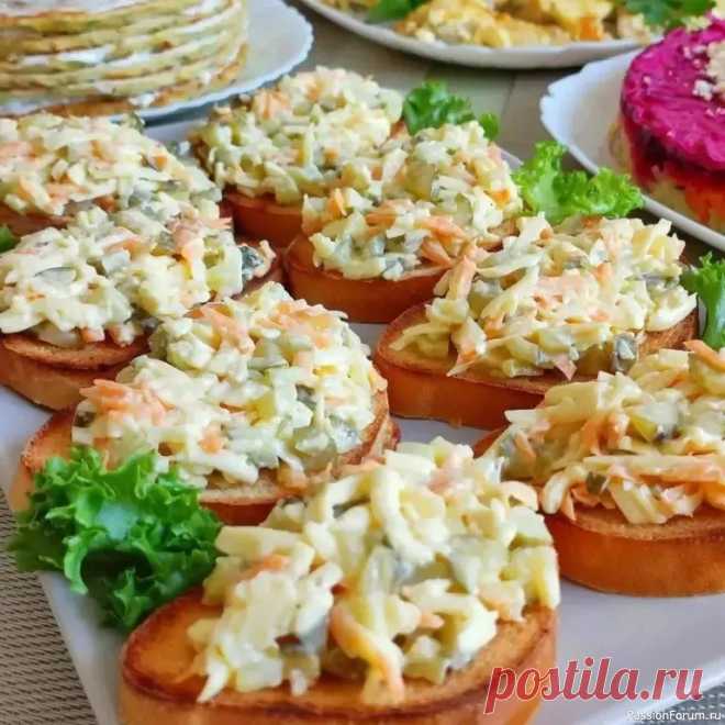 Бутерброды с сырным салатом батон;сыр 200 гр;морковь сырая 1 шт;маринованые огурцы 2-3 шт;чеснок 2 зубчика;майонез.Куски батона смазать растительным маслом и поджарить на сухой сковороде с одной стороны.Морковь и сыр натереть на терке.Соединить ингредиенты и нанести на поджаренные куски.