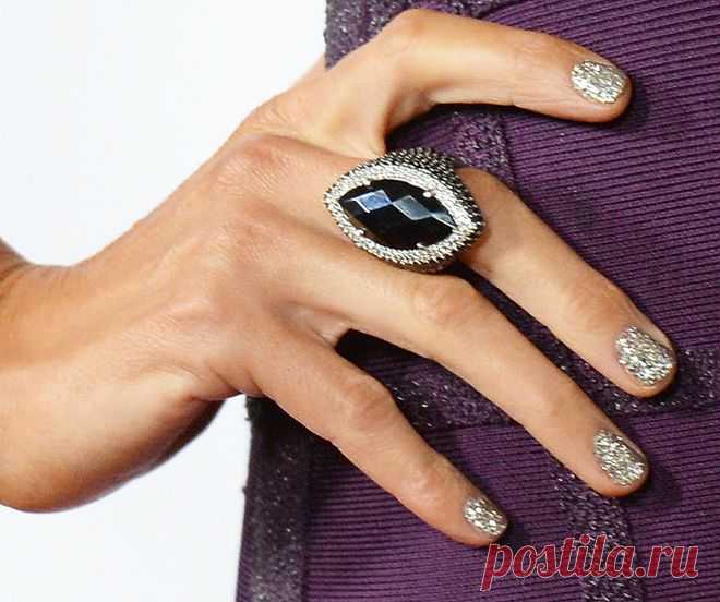 Блестящий маникюр: как это делают звезды
 
 
Когда в моду искорка за искоркой входит блестящий маникюр, девушки начинают буквально светиться от счастья. Ровное сверкающие покрытие, серебристая крошка или золотистые частички размером с конфетти; идеальное покрытие, замысловатый узор или скромная мерцающая окантовка — вариации этого тренда, несмотря на его простоту, утолят эстетический голод любой модницы. Ну а в качестве аперитива к бьюти-деликатесам идеально подойду