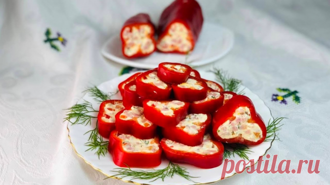 Новая закуска с перцем просто и вкусно! Для приготовления нам понадобится:перец болгарский - 3 динных перца;ветчина - 120 гр;Сыр творожный - 200 гр;майонез - 2 столовые ложки;чеснок - 2 зубчика;укроп - 1 пучок.