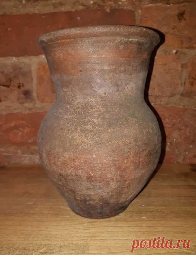 Кринка. Глиняный сосуд для хранения и подачи молока на стол. Россия. Начало 20 века. 
Высота : 190 мм. Диаметр верх / две трети / низ / дно : 125 /190 / 75 мм. Утраты. Объём : 1.4 литра. 
Цена : 650 руб.
Купить сейчас :  
Характерной особенностью кринки является высокое, довольно широкое горло, плавно переходящее в округлое тулово. Форма горла, его диаметр и высота рассчитаны на обхват рукой. Молоко в таком сосуде дольше сохраняет