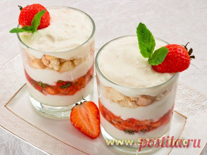 Десерт с рикоттой, клубникой и печеньем