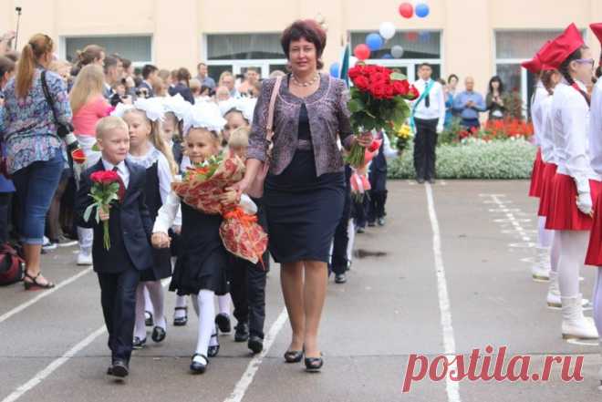 Пусть первый день, наполненный цветами
И радостью от долгожданных встреч,
В душе подольше пребывает с вами,
Чтоб настроение хотелось то сберечь.
Пусть радостью сияют ваши лица
И дети в школу радостно спешат,
Желаем вместе с ними вам учиться —
Открытия тогда лишь совершат.
Пусть творчества огонь пылает ярко,
Заставит думать и искать ответ,
Пусть в поле истины лишь будет жарко,
Пусть каждого коснётся знаний свет!
