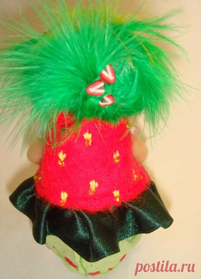 Гномиха Клубничка :) Милая, озорная....Выполнена из полимерной глины Cernit Doll.Тело фетр, ручки ножки и голова подвижны. Шапочка и жилет валяние из шерсти, декор бисер, ленты, колокольчик :) Роспись пастель, акрил масло.