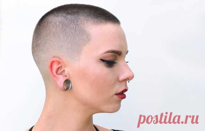 Короткие стрижки для девушек В начале 20 века короткие стрижки для девушек были свидетельством их прогрессивных взглядов, в том числе принадлежности к движению суфражисток – сторонниц женског…