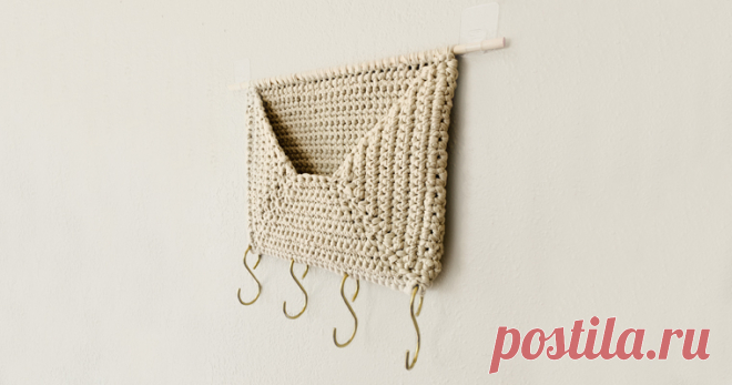 Free Crochet Pattern // Wall Pocket Organizer - Fresh Knack The wall pocket organizer is an easy crochet pattern using only single crochet and decreases. Great personalized organization for your home.
