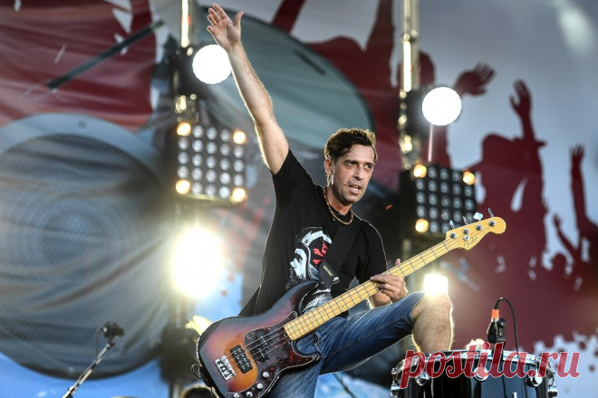 Минюст России включил в реестр иностранных агентов певца Максима Покровского Минюст России включил в реестр иностранных агентов музыканта, лидера группы «Ногу Свело!» Максима Покровского. Об этом сообщили в пресс-службе ведомства. В сообщении Минюста уточняется, что «Покровский открыто выступал в поддержку недружественной страны -Украины, активно взаимодействовал с иностранными структурами, негативно высказывался в отношении граждан Российской Федерации, принимал участие в...