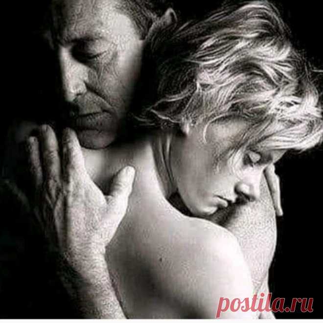 Я стала старше, а ты - мудрее,
Ты стал солиднее я смелее,
Ты стал опорой и стал надеждой,
А я мечтою твоей безбрежной.
Ты для меня стал дождём колючим,
А я вулканом, взрывным и жгучим.
Ты для меня стал холодным снегом,
А я - спасеньем и оберегом.
Так может было судьбе угодно,
Нам повстречаться зимой холодной.
Вдруг всё исправить январским утром,
И в путь направить одним маршрутом.
Жизнь закрутилась гончарным кругом,
Ты для меня стал надежным другом.
День озарился...