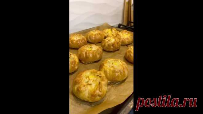 Курники с очень вкусным тестом
 Ингредиенты:
• Мука-500гр
• Кефир-250мл
• Соль-1ч.л
• Сода-1ч.л
• Слив.масло-50гр
• Яйцо-1шт
Для начинки:
• Куриная грудка-300гр
• Лук-2шт
• Картофель-2шт
• Чёрный перец-1ч.л
• Паприка-1ч.л