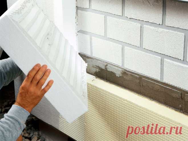 Утепление стен кирпичного дома под штукатурку В нашей инструкции мы описали для вас типовую технологию утепления кирпичных стен под отделку фасада по «мокрой» технологии. Вы узнаете о преимуществах двух основных видов утеплителей, их применении в разных климатических условиях и процессе монтажа теплозащиты здания.
