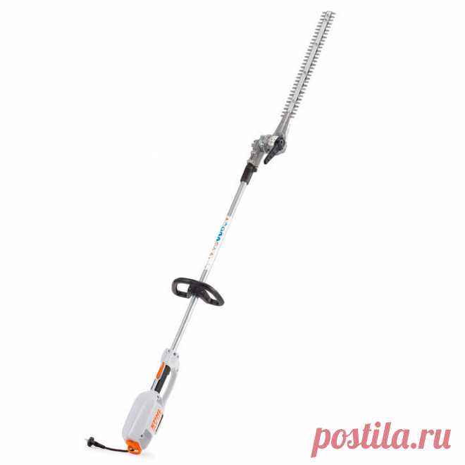 Электрический мотосекатор Stihl HLE 71 K, 125° предназначен для гибкой обрезки очень высоких, длинных или очень широких живых изгородей с земли из удобного положения. Агрегат незаменим для подрезки изгороди на расстоянии, например над грядками и другими препятствиями. Его удобно использовать для горизонтальной стрижки травяного покрова и кустарников.