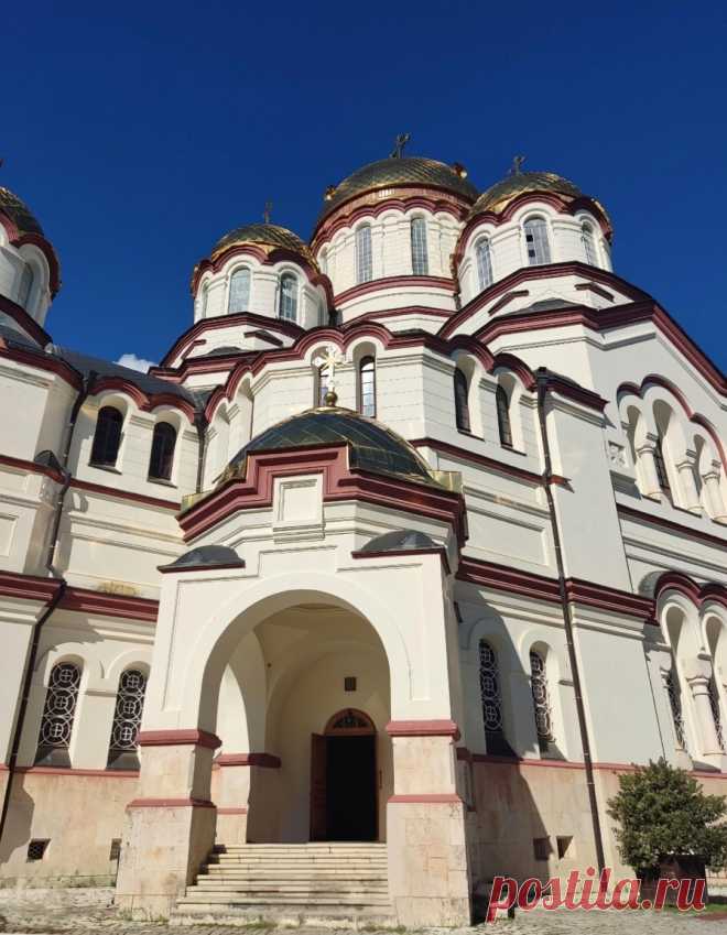 Жемчужина Нового Афона — мужской монастырь у подножия Афонской горы. Эта величественная духовная обитель была основана в 1875 году монахами со святой горы Афон при поддержке императора Александра III. Белокаменные стены монастыря, окруженные субтропической зеленью, создают неповторимый образ и делают его одной из самых ярких достопримечательностей Абхазии.