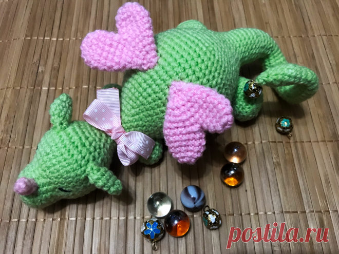 PDF Дракончик Кайл. FREE amigurumi crochet pattern. Бесплатный мастер-класс, схема описание для вязания амигуруми крючком. Игрушки своими руками! Дракон, dragon, dragão, drache, ドラゴン, smok, ejderha, draken, draka, drago, הדרקון, deragona. #амигуруми #amigurumi #amigurumidoll #amigurumipattern #freepattern #freecrochetpatterns #crochetpattern #crochetdoll #crochettutorial #patternsforcrochet #вязание #вязаниекрючком #handmadedoll #рукоделие #ручнаяработа #pattern #tutorial #häkeln #amigurumis