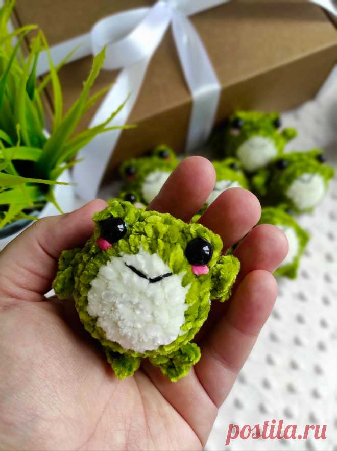 PDF Жабка крючком. FREE crochet pattern; Аmigurumi toy patterns. Амигуруми схемы и описания на русском. Вязаные игрушки и поделки своими руками #amimore - маленький лягушонок из плюшевой пряжи, плюшевая лягушка, жаба.