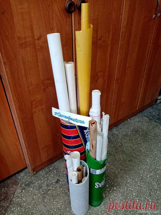 Пеналы для хранения чертежей из бросового материала Некоторые чертежи в моделке складировались неопрятной кучей. Подвергались механическим воздействиям, мялись, рвались. Пришлось немного придать порядок в этой сфере нашего хранения. Для новой конструкции использовал ненужные бумажные трубки от бумаги, линолеума. Начинаю изготовление. Распиливаю