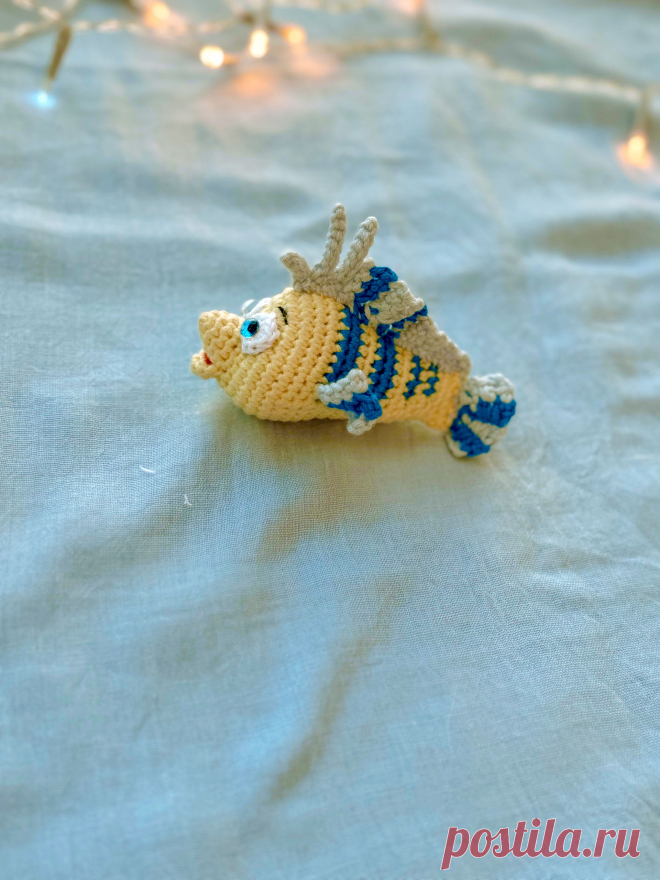 PDF Рыбка Флаундер крючком. FREE crochet pattern; Аmigurumi toy patterns. Амигуруми схемы и описания на русском. Вязаные игрушки и поделки своими руками #amimore - рыбы, маленькая рыбка из обычной пряжи, Флаундер из диснеевского мультфильма "Русалочка".