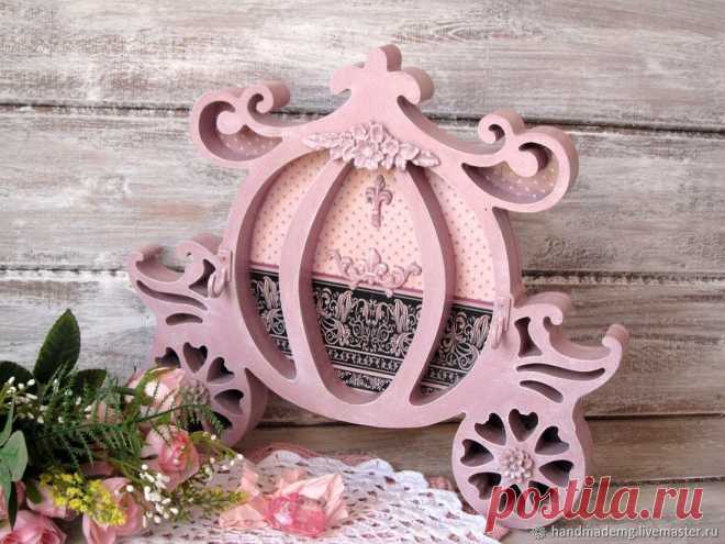 Ключница. Декупаж. Карета для принцессы купить в интернет-магазине Ярмарка Мастеров по цене 1700 ₽ – GR1XFRU | Ключницы настенные, Москва - доставка по России Ключница. Декупаж. Карета для принцессы в интернет-магазине на Ярмарке Мастеров. Ключница. Декупаж. Карета для принцессы.
Настенная ключница ,это не только интерьерное украшение , но и просто потрясающая вещь для прихожей !
Ключница это вешалка для ключей .Вы никогда больше не будите терять ключи в квартире,они всег...