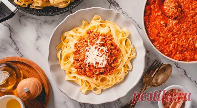 Как пожарить фарш: 10 вкусных блюд для будней и праздников — читать на Gastronom.ru Мясной фарш — продукт универсальный. С ним можно приготовить не один десяток вкуснейших блюд, чтобы без особого труда накормить даже большую голодную компанию. Разберемся, как пожарить фарш на сковороде, в сотейнике, в мультиварке. А еще поделимся лу - статья на кулинарном сайте Gastronom.ru