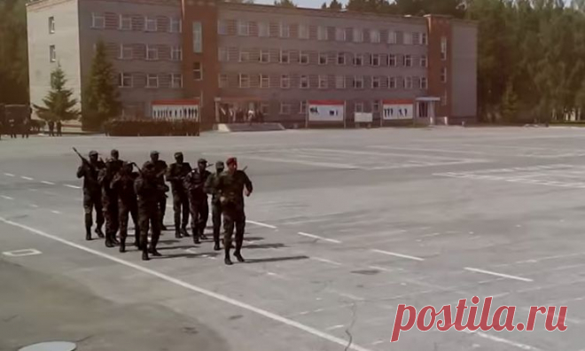 тяжело в ученье - легко в бою, гласит русская пословица
Кто учился плохо - того убьют, - поют африканские курсанты.. http://u-f.ru/News/u20/2015/06/01/715118 В #Новосибирск'е курсанты из Мозамбика показали как маршируют в #Африка #видео #новости #армия