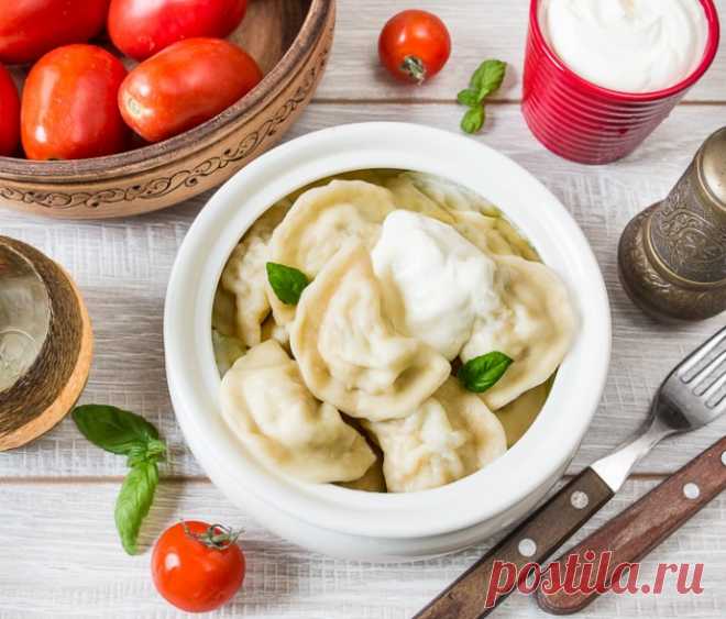 Пельмени с курицей Ингредиенты:Яйцо – 1 шт.Мука – 1 кг.Вода – 400 мл.Постное масло – 2 ст. л.Куриный фарш – 1.5 кг.Луковица – 2 шт.СольЧерный молотый перецПриготовление: Замесить тесто. В просеянную муку добавить холодную кипяченую воду, 2 чайные ложки соли, яйцо и хорошо все вымесить. В конце замеса...