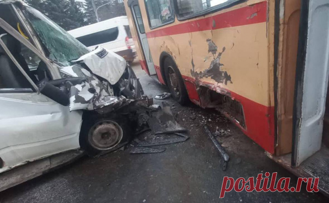 В ДТП с троллейбусом и маршруткой в Йошкар-Оле пострадали 14 человек. Утром 26 декабря в Йошкар-Оле столкнулись троллейбус и маршрутное такси, сообщает прокуратура.