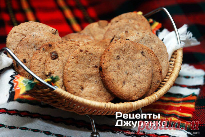 Овсяное печенье с изюмом печется из смеси пшеничной и овсяной муки.