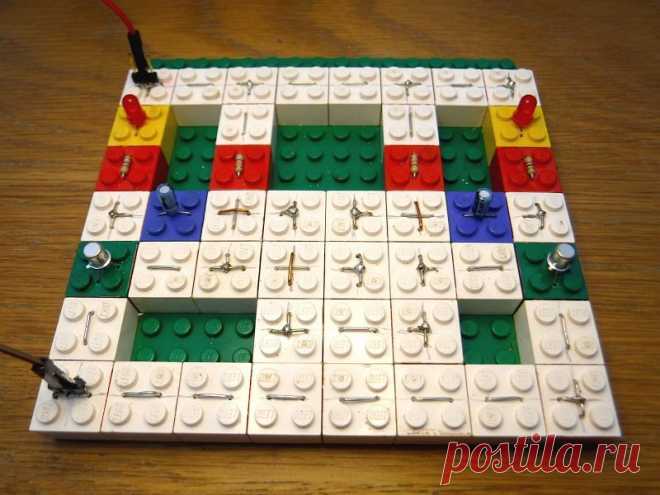 Электронный конструктор из LEGO Приветствую, радиолюбители-самоделкины! Сейчас электроника как хобби не имеет такой популярности, как в конце прошлого века. Для того, чтобы возразить интересное и полезное увлечение должны быть соответствующие игрушки, предназначенные для детей раннего возраста. В советском союзе были специальные