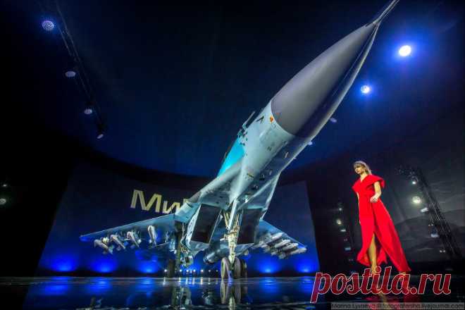 Презентация нового истребителя МиГ-35 | Чёрт побери Российская самолётостроительная корпорация «МиГ» представила новый истребитель МиГ-35, который призван заменить весь парк лёгкой истребительной авиации России и стать одной из основных экспортных моделей. До 2020 года ВКС РФ должны пополниться 30 машинами, а в общей сложности Минобороны закупит около 170 самолётов. Презентация прошла в подмосковных Луховицах, где военным атташе и журналистам 30 стран показали самую совре...