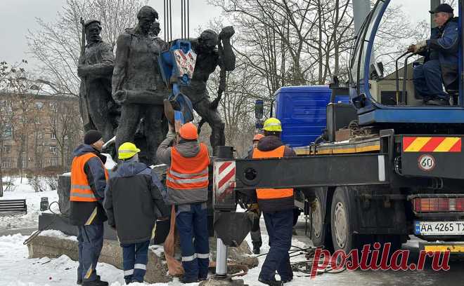 В Киеве демонтировали памятник экипажу советского бронепоезда «Таращанец». В Дарницком районе Киева демонтировали монумент, посвященный экипажу красноармейского бронепоезда «Таращанец».