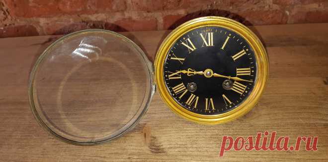 Часовой механизм с фасетным стеклом. 19 век. Циферблат чёрная эмаль. Диаметр циферблата : 115 мм. Рабочие. Все деталии и пружины на месте, кроме маятника. Требуют чистки и смазки.
Цена : 11 000 руб.