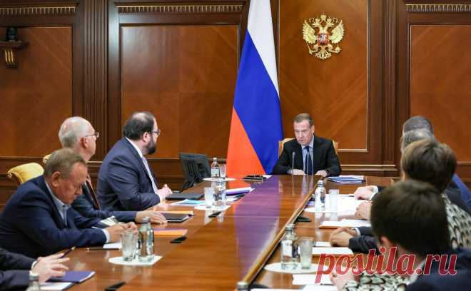 Медведев назвал главные цели «Ростелекома». Работа по импортозамещению, разработке отечественного программного обеспечения и производству телеком-оборудования — основные цели развития «Ростелекома», заявил заместитель председателя Совбеза Дмитрий Медведев, которого ранее в этот день избрали председателем совета директоров компании.