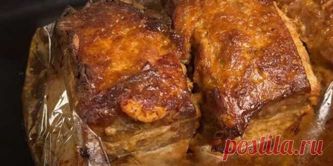 Подсели на мясо по этому рецепту. Сочная грудинка в духовке: можно взять самое недорогое мясо
Этот продукт идеально подходит для медленного приготовления в духовке: жир медленно плавится, насыщая мясо соками, а корочка становится румяной и хрустящей. Такое блюдо особенно ценится за свою универсальность — его можно подавать как в горячем, так и в холодном виде, использовать в бутербродах, нарезать к закусочному столу или подавать с гарнирами как полноценное основное блюдо.
...