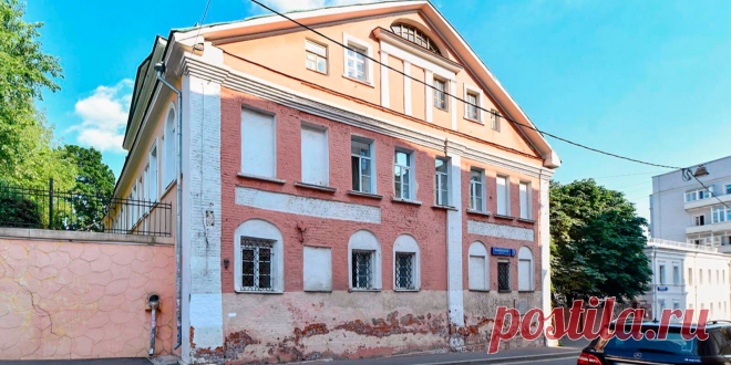 Княжеские палаты XVI–XVII веков, расположенные в кирпичном двухэтажном здании с подвалом и мезонином по адресу: Подкопаевский переулок, дом 5/2, ждет реставрация. Специалисты уже приступили к масштабным научно-исследовательским работам.