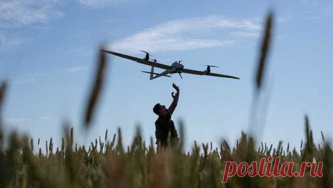 В Ростовской области после атаки БПЛА загорелась нефтебаза. Пожар на нефтебазе в Цимлянском районе Ростовской области произошел в результате атаки украинского БПЛА. Об этом сообщил губернатор региона Василий Голубев в своем Telegram-канале. "Около 04:00 в результате атаки БПЛА произошло ...