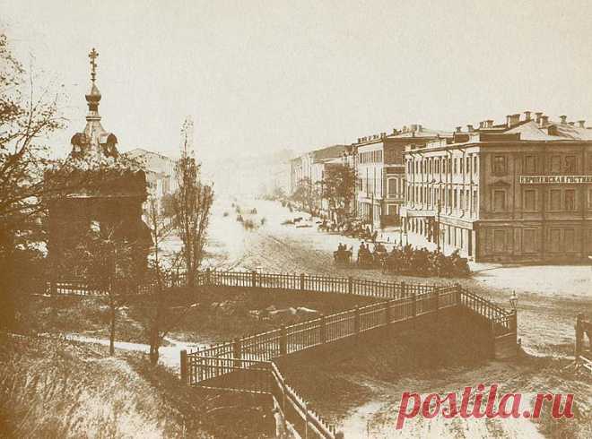 Как шел ремонт дорог в царские времена Тем не менее в 1811 году после большого пожара, уничтожившего почти весь Подол, городские власти полностью отказались от деревянного мощения улиц. Более десяти лет киевские дороги стояли немощеными и ездить по ним было, конечно, сложно. Особенно поздней осенью и в весеннюю распутицу. Первую же улицу, проезжую часть которой покрыли булыжником, киевляне между собой стали называть Мостовой, то есть мощеной. Официально она называлась инач...