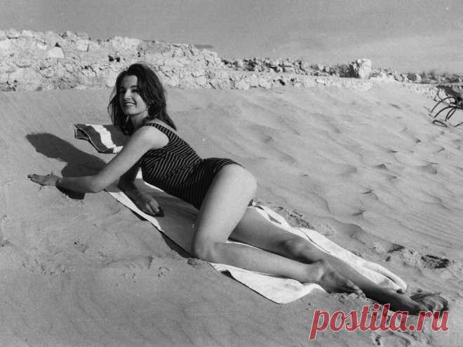 Дело Профьюмо в свое время стало одним из самых громких британских скандалов, связанных с женщиной. Его виновницей была стриптизерша Кристин Килер. В связи с ней среди прочих состоял военный министр Англии Джон Профьюмо, а еще наш соотечественник – дипломат и разведчик Евгений Иванов.