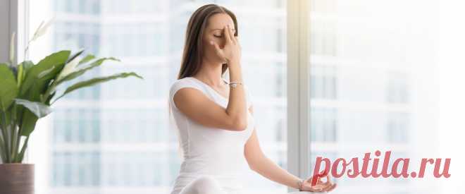 Практика Анулома Вилома очищает и стимулирует нервную систему. Анулома Вилома также известна как попеременное дыхание или чередование дыхания.