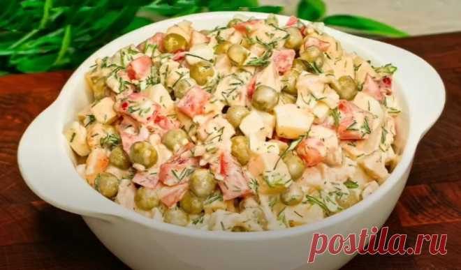 Идеальный салат для тех, кто устал от оливье: сытный и бесподобно вкусный рецепт с куриной грудкой Салат с курицей, овощами и сыром представляет собой блюдо, которое удачно объединяет свежесть, питательность и сбалансированный вкус. Его приготовление не требует редких или дорогих продуктов, при этом салат выглядит привлекательно и может быть предложен как в качестве повседневного угощения, так и в качестве блюда на праздничном столе. Использование вареной куриной грудки де...