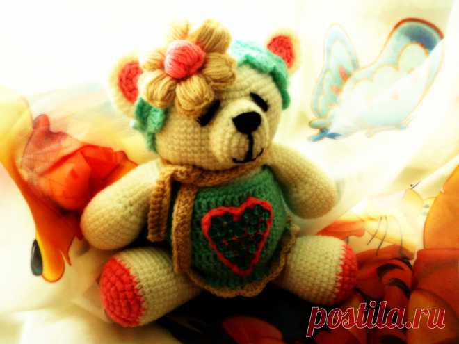 Вязанная девочка-мишка. Девчонка в платье с пайетками и ободком (все съемное), связана крючком из акриловой пряжи. Благодаря небольшому размеру, можно использовать как брелок.